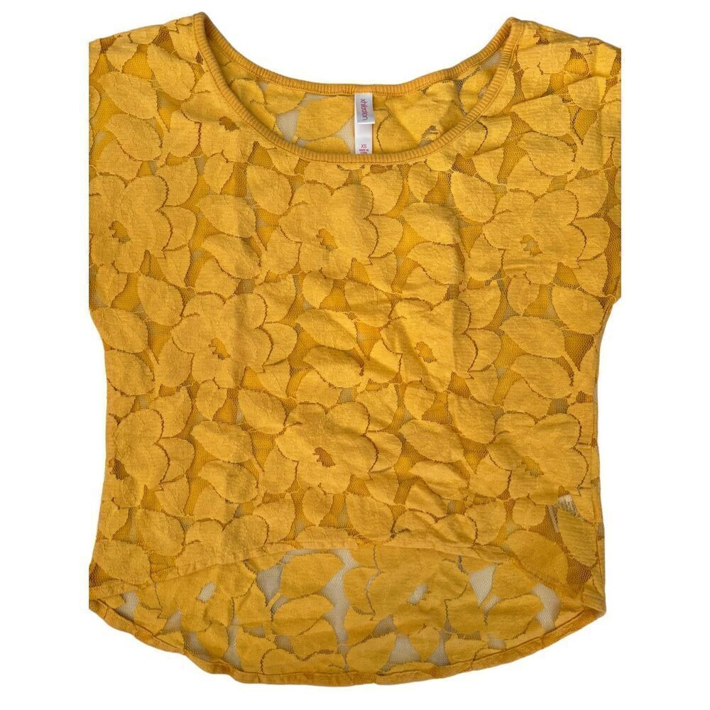 Xhilaration women’s XS mustard yellow floral lace cropped top short sleeve 2000’